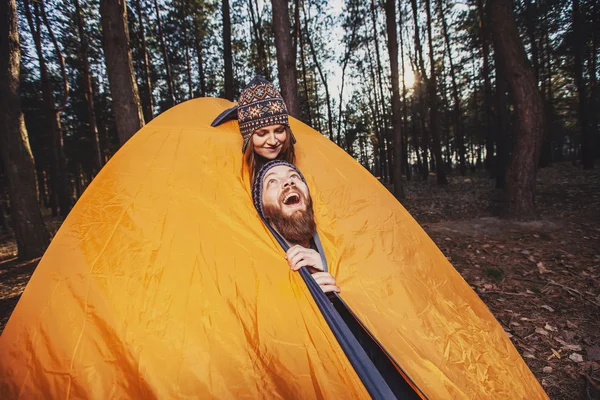 Escursionisti scherzare nella tenda nel bosco — Foto Stock