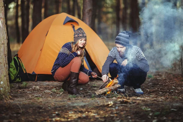 Ein paar Wanderer sitzen am Feuer — Stockfoto