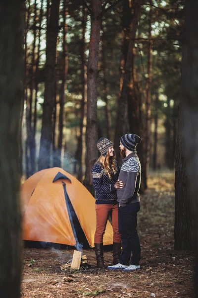 Randonneurs debout près du feu dans le bois — Photo