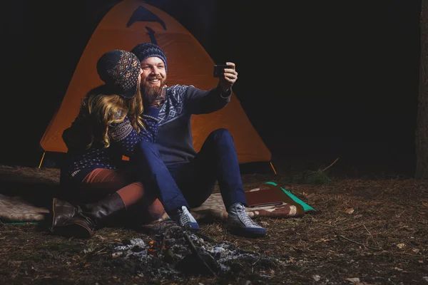 Casal na tenda acampar tomando selfie — Fotografia de Stock