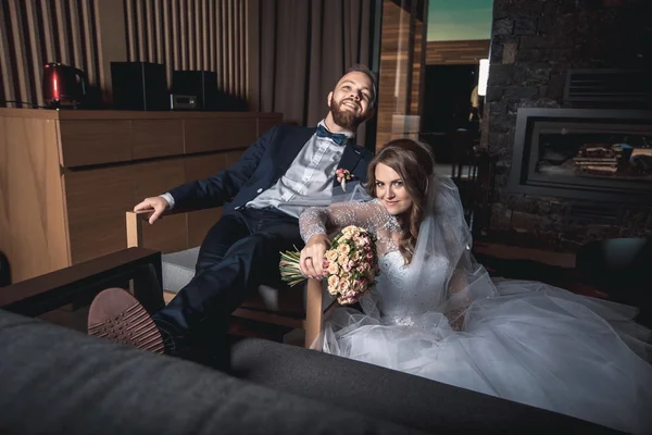 Young bride and groom in the room — Stock Photo, Image