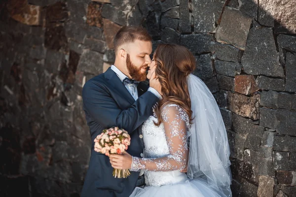 Jovem noiva e noivo beijando — Fotografia de Stock