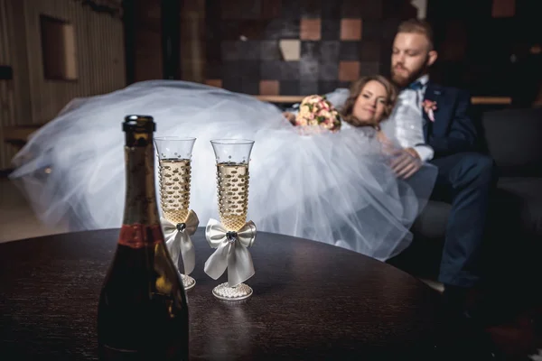 Glasses of champagne bride with groom — Stock Photo, Image