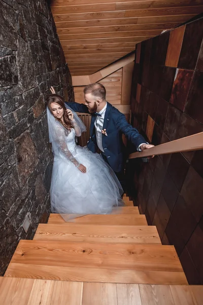 Bride and groom on stairs — Stock Photo, Image