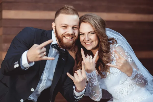 Gelukkig jonge bruid en bruidegom — Stockfoto