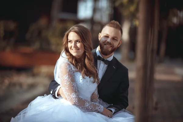 Felice giovane sposa e sposo — Foto Stock