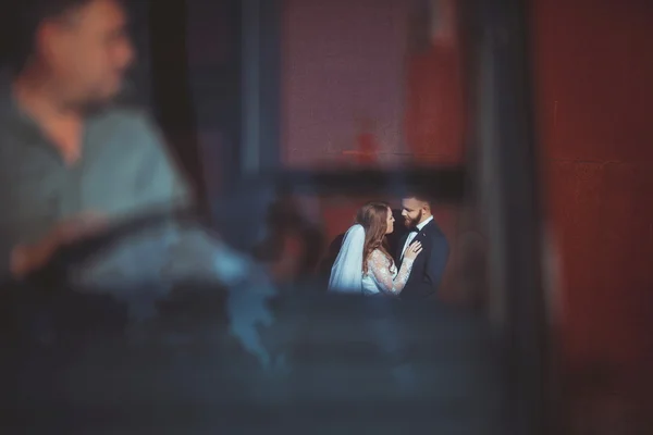 Young bride and groom hugging — Stock Photo, Image