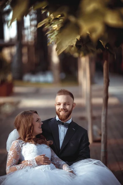 Feliz joven novia y novio —  Fotos de Stock