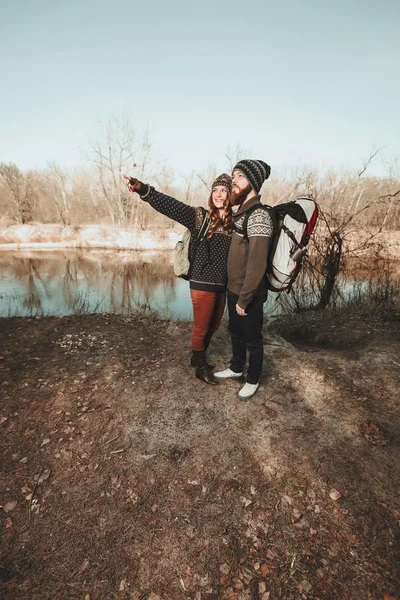 Un par de excursionistas de pie en la orilla del lago —  Fotos de Stock