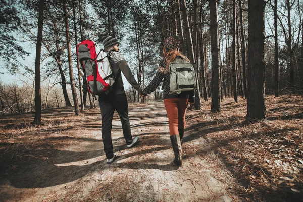 Casal de caminhantes andando na floresta — Fotografia de Stock