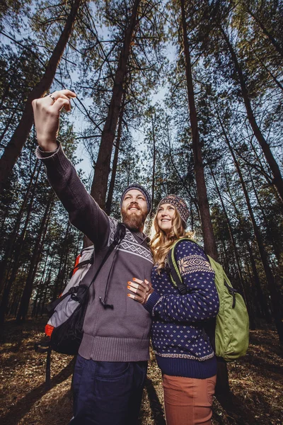 Couple of hikers in the wood — Stock Photo, Image