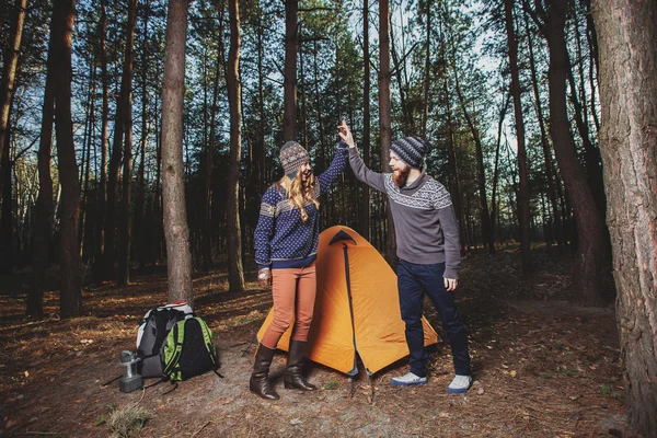 Hikers setting a tent in the wood — Stock Photo, Image