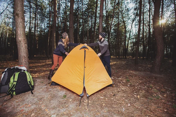 Wanderer schlagen Zelt im Wald auf — Stockfoto
