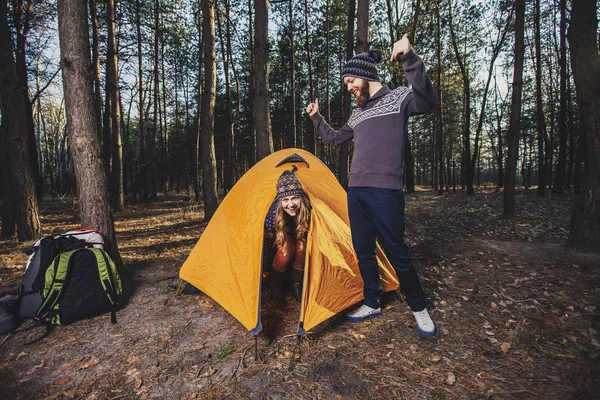 Wanderer schlagen Zelt im Wald auf — Stockfoto