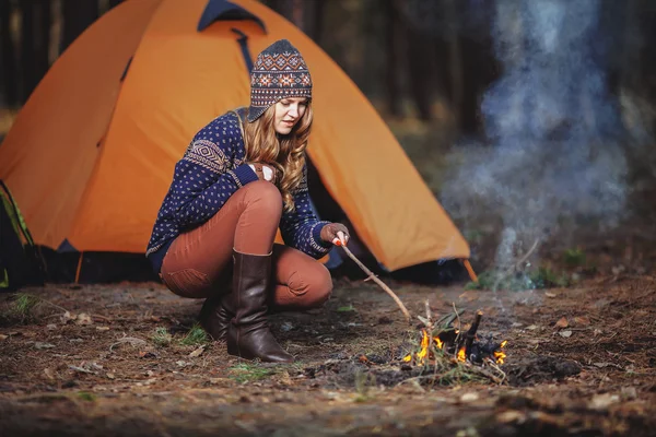 Mujer cerca del fuego en el bosque —  Fotos de Stock