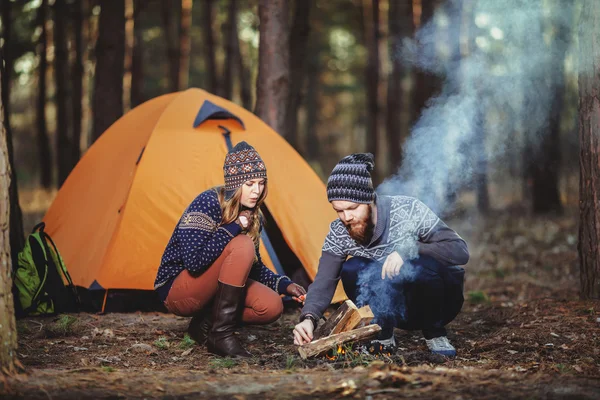 Couple of hikers sitting near the fire — Stock Photo, Image