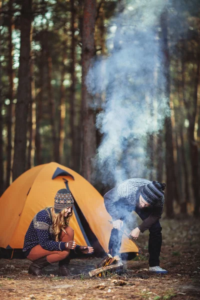 Ein paar Wanderer sitzen am Feuer — Stockfoto