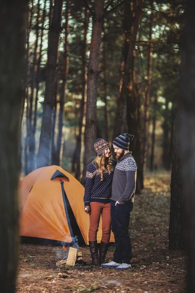 Hikers standing near the fire in the wood — Stock Photo, Image