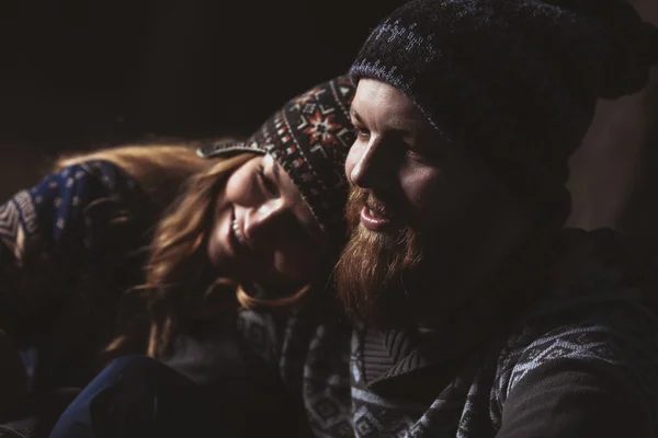 Couple of hikers sitting in darkness — Stock Photo, Image