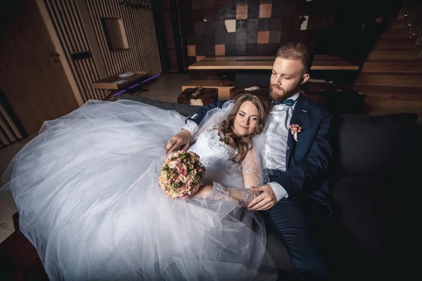 Happy bride and groom at wedding — Stock Photo, Image