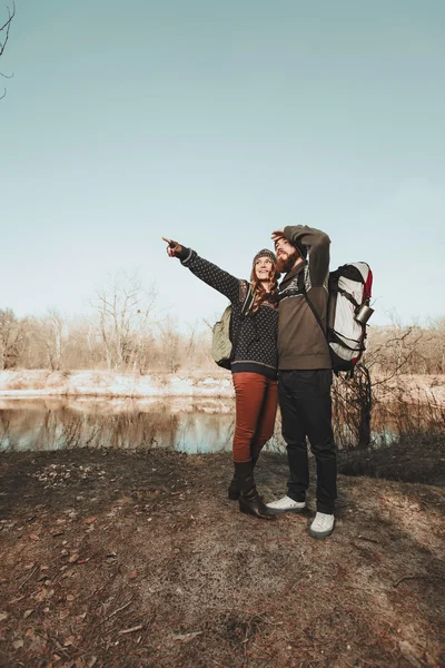 Щаслива пара стоїть на березі озера — стокове фото