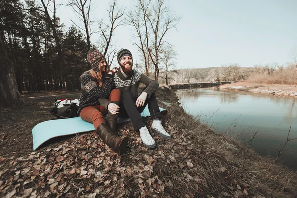 Caminhantes sentados na margem do lago — Fotografia de Stock