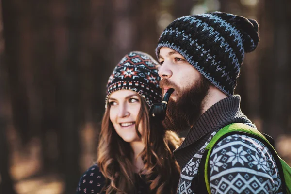 Jeune couple de randonneurs dans le bois — Photo