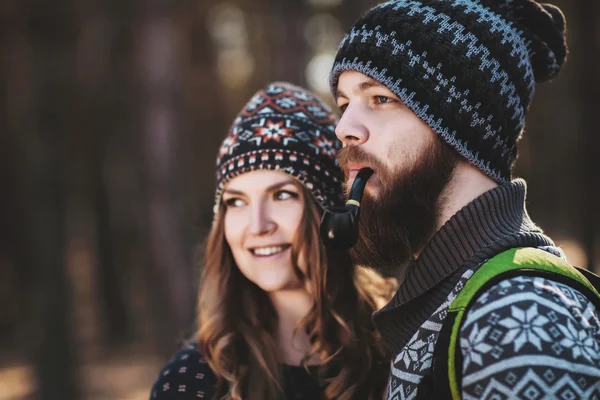 Jeune couple de randonneurs dans le bois — Photo