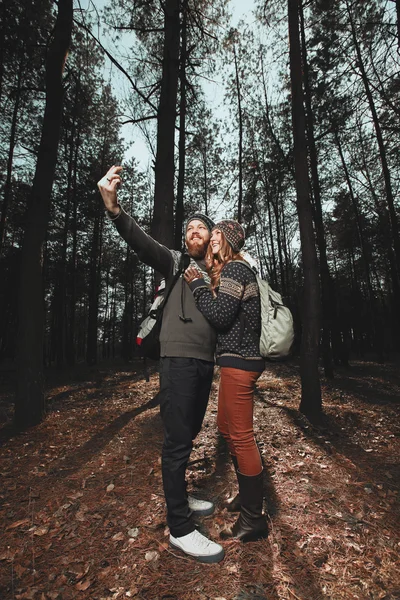 Couple de touristes prenant selfie — Photo