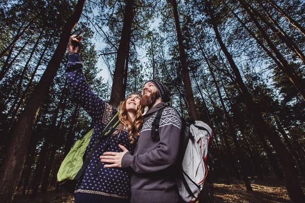 Casal de turistas a tirar selfie — Fotografia de Stock