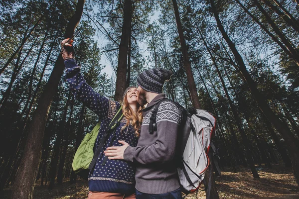 Casal de turistas a tirar selfie — Fotografia de Stock