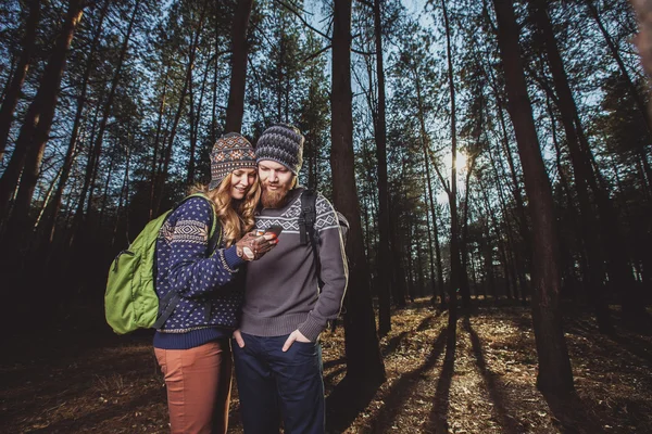 Pár turistů, přičemž selfie — Stock fotografie