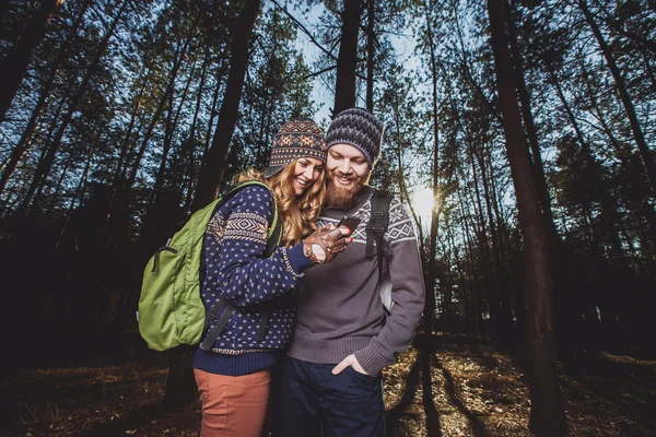 Casal de turistas a tirar selfie — Fotografia de Stock