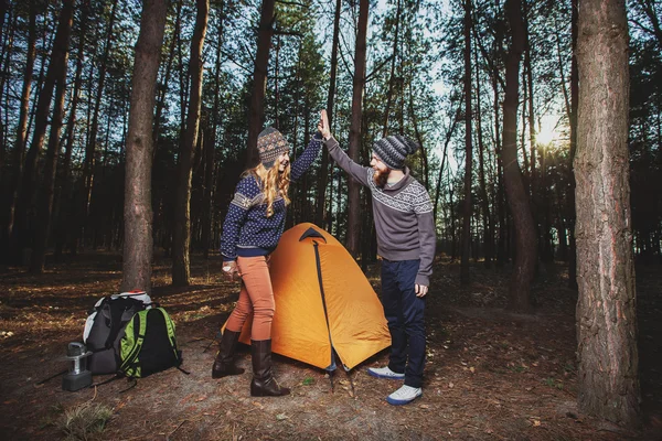 Hikers setting a tent in the wood — Stock Photo, Image