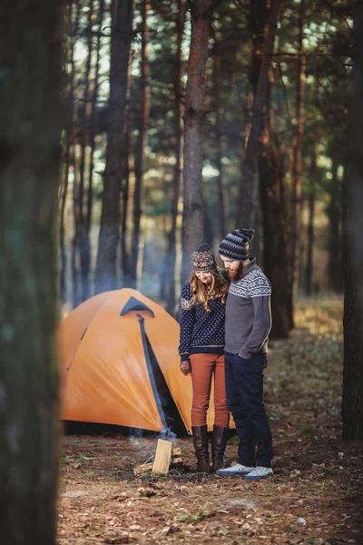 Hikers standing near the fire in the wood — Stock Photo, Image