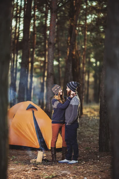 Escursionisti in piedi vicino al fuoco nel bosco — Foto Stock
