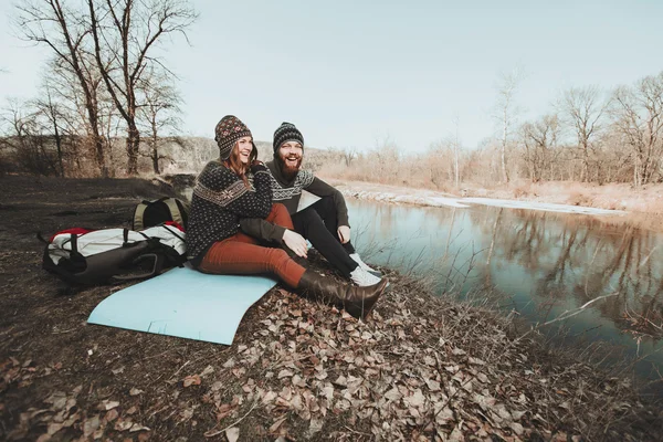 Couple of hikers at the lake shore — Stock Photo, Image