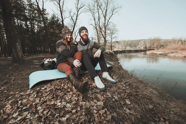 Dva turisté na břehu jezera — Stock fotografie