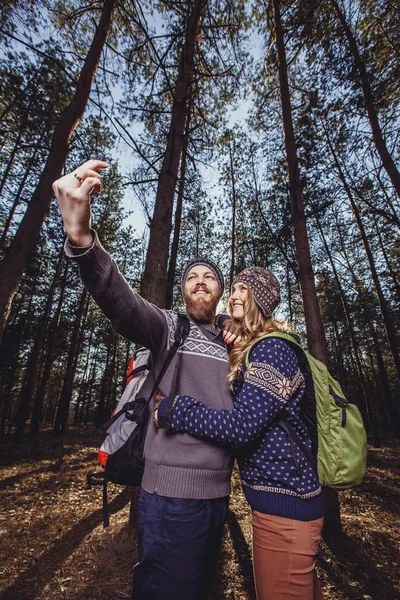 Casal de turistas a tirar selfie — Fotografia de Stock