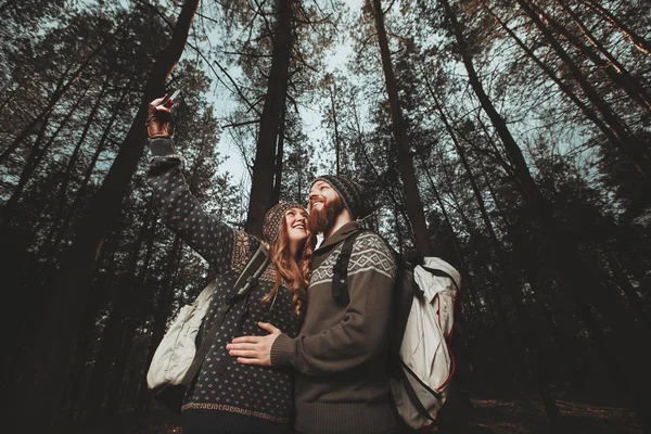 Pár turistů, přičemž selfie — Stock fotografie