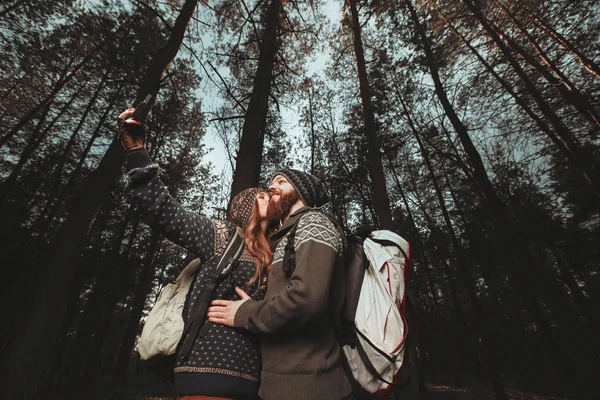 Pár turistů, přičemž selfie — Stock fotografie