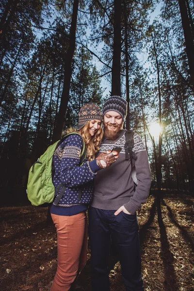 Un par de turistas tomando selfie — Foto de Stock