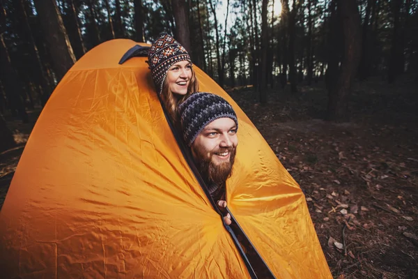 Para turystów ustawienie namiotu w drewnie — Zdjęcie stockowe