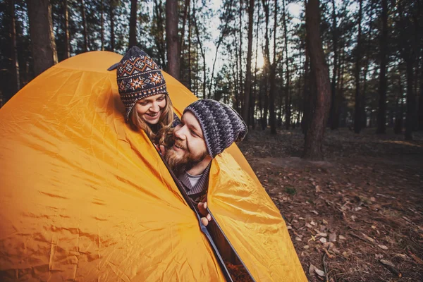 Couple of hikers setting a tent in the wood — Stock Photo, Image