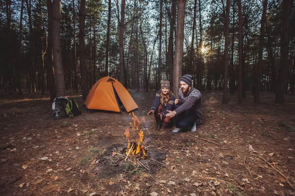 Couple of hikers sitting near the fire — Stock Photo, Image