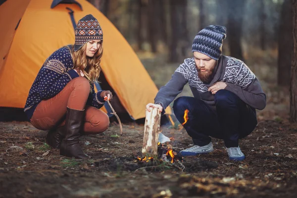 Couple of hikers sitting near the fire — Stock Photo, Image