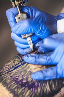 dövmeci dövme yapar