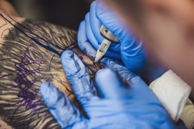 dövmeci dövme yapar