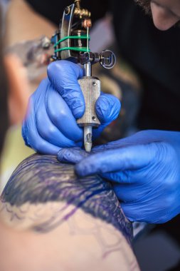 dövmeci dövme yapar
