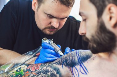 dövmeci dövme yapar